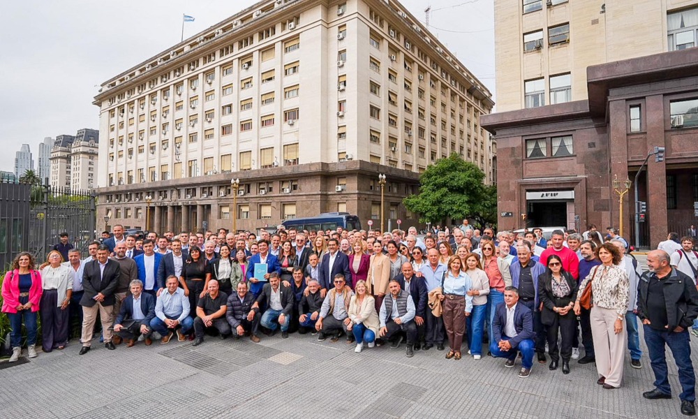 ENCABEZADOS POR KATOPODIS Y ESPINOZA, E IMPULSADO POR KICILLOF, LOS INTENDENTES FUERON A LA ROSADA